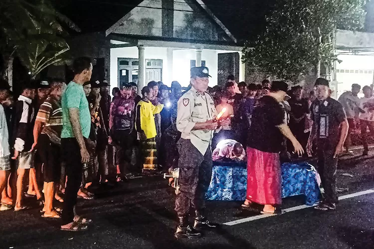 mengerikan!-pengendara-motor-di-bangorejo-tewas-terlindas-mobil-misterius-usai-tabrakan,-sopir-langsung-kabur!