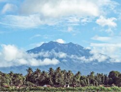 Gunung Raung Kembali Semburkan Asap Putih Setinggi 500 Meter! Warga Diminta Waspada, Ini Penjelasan PPGA!