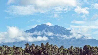 gunung-raung-kembali-semburkan-asap-putih-setinggi-500-meter!-warga-diminta-waspada,-ini-penjelasan-ppga!