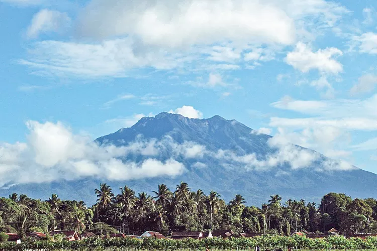 gunung-raung-kembali-semburkan-asap-putih-setinggi-500-meter!-warga-diminta-waspada,-ini-penjelasan-ppga!