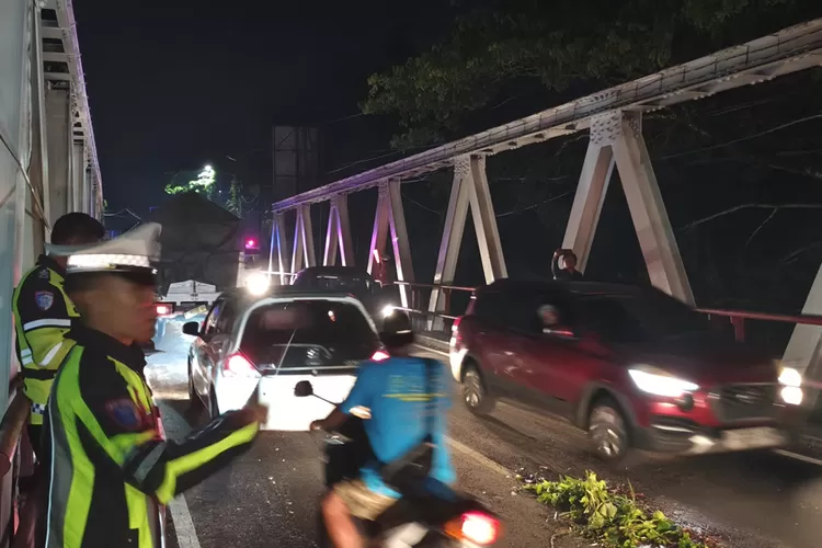 kecelakaan-maut-di-jembatan-sasak-tambong-banyuwangi!-pemotor-asal-bondowoso-tewas-seketika,-pikap-misterius-langsung-kabur!