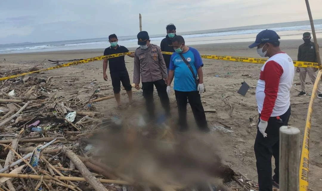 mayat-perempuan-mrs.-x-ditemukan-di-pantai-rowobendo-alas-purwo,-kondisi-sudah-membusuk
