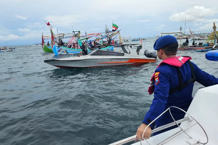 satpolairud-kawal-gebyar-petik-laut-banyuwangi-2025!-laut-tenang,-tradisi-maritim-berlangsung-meriah-dan-aman