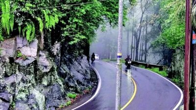 waspada!-kabut-tebal-dan-hujan-lebat-selimuti-jalur-gunung-gumitir,-risiko-kecelakaan-meningkat