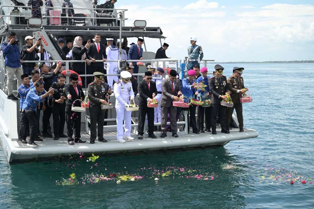 kenang-jasa-pahlawan,-gelar-tabur-bunga-di-selat-bali
