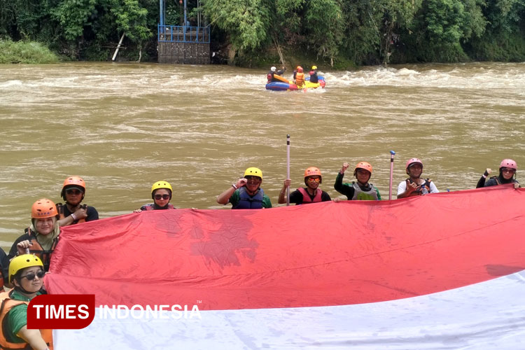 bentangan-merah-putih-di-sungai-ciwulan-tasikmalaya-warnai-festival-tasik-baseuh-ke-9-–-times-banyuwangi