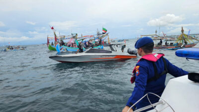 wujud-dukungan-tradisi-maritim,-satpolairud-polresta-banyuwangi-kawal-larung-sesaji-di-selat-bali-–-times-banyuwangi