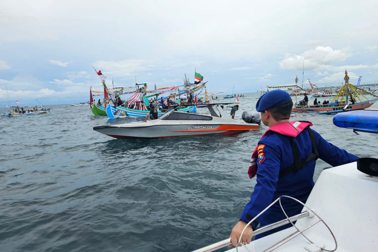 wujud-dukungan-tradisi-maritim,-satpolairud-polresta-banyuwangi-kawal-larung-sesaji-di-selat-bali-–-times-banyuwangi