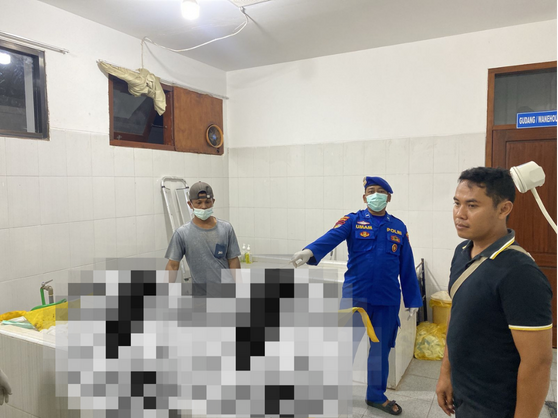 satpolairud-evakuasi-jenazah-tanpa-identitas-di-pesisir-pantai-rowobendo