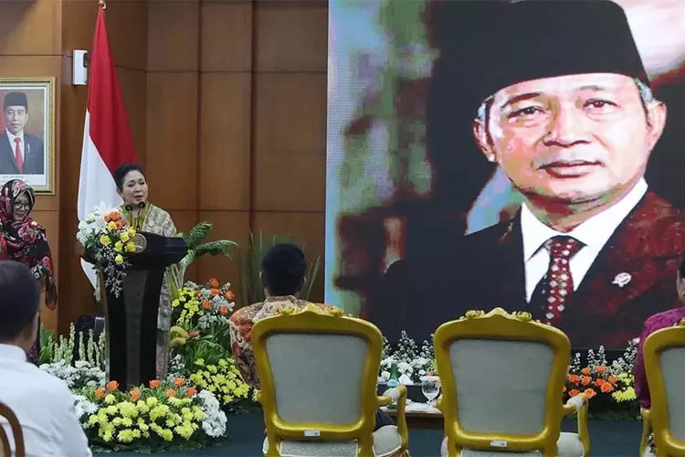 prabowo-anugerahkan-gelar-pahlawan-nasional-ke-soeharto-dan-gus-dur,-publik-heboh!