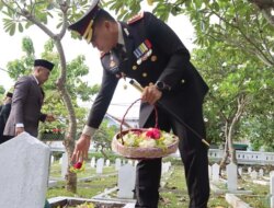 Kapolresta Rama Samtama Pimpin Upacara Hari Pahlawan 2025 di Banyuwangi, Momen Haru Tabur Bunga Warnai Acara