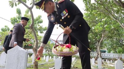 kapolresta-rama-samtama-pimpin-upacara-hari-pahlawan-2025-di-banyuwangi,-momen-haru-tabur-bunga-warnai-acara