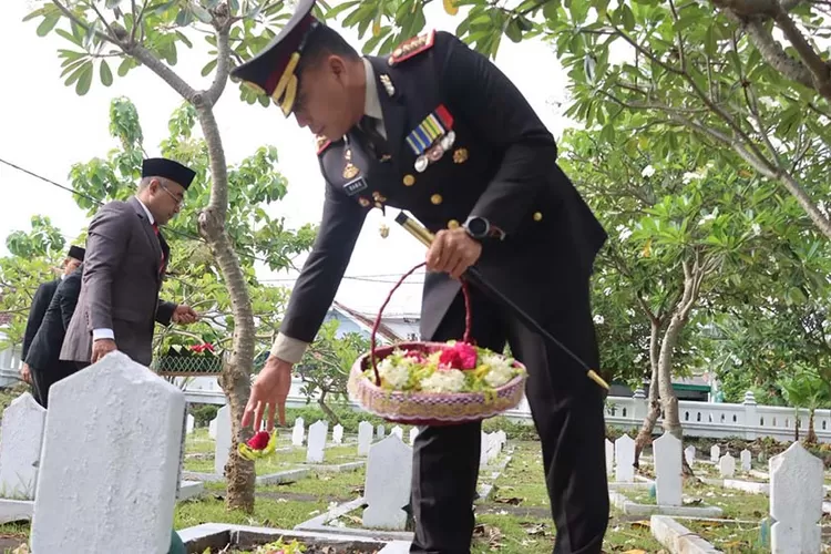 kapolresta-rama-samtama-pimpin-upacara-hari-pahlawan-2025-di-banyuwangi,-momen-haru-tabur-bunga-warnai-acara