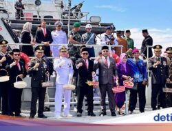 Doa dan Tabur Bunga di Selat Bali Kenang Prajurit KRI Nanggala