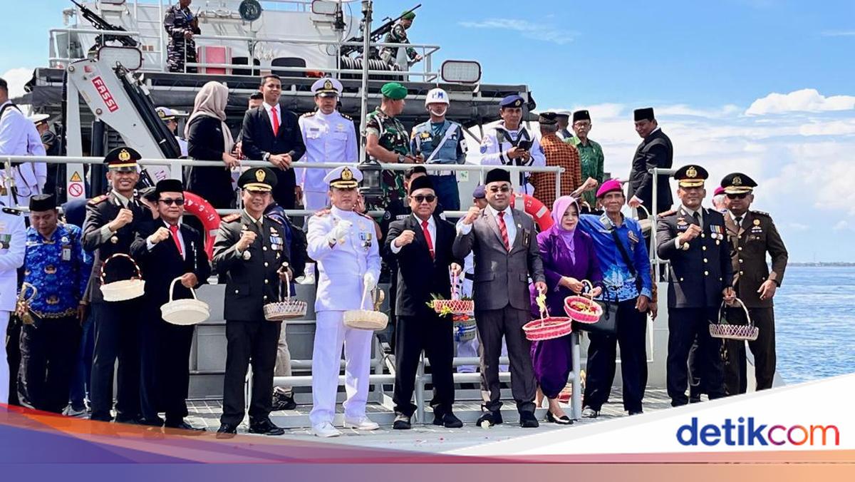 doa-dan-tabur-bunga-di-selat-bali-kenang-prajurit-kri-nanggala