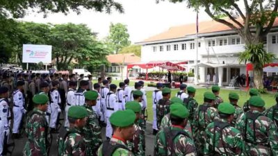khusyuk!-ribuan-peserta-ikuti-upacara-hari-pahlawan-di-pemkab-banyuwangi,-bupati-ipuk-ajak-wujudkan-semangat-juang-lewat-kerja-nyata