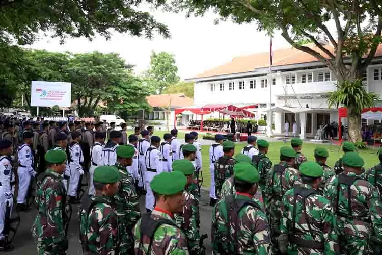 khusyuk!-ribuan-peserta-ikuti-upacara-hari-pahlawan-di-pemkab-banyuwangi,-bupati-ipuk-ajak-wujudkan-semangat-juang-lewat-kerja-nyata