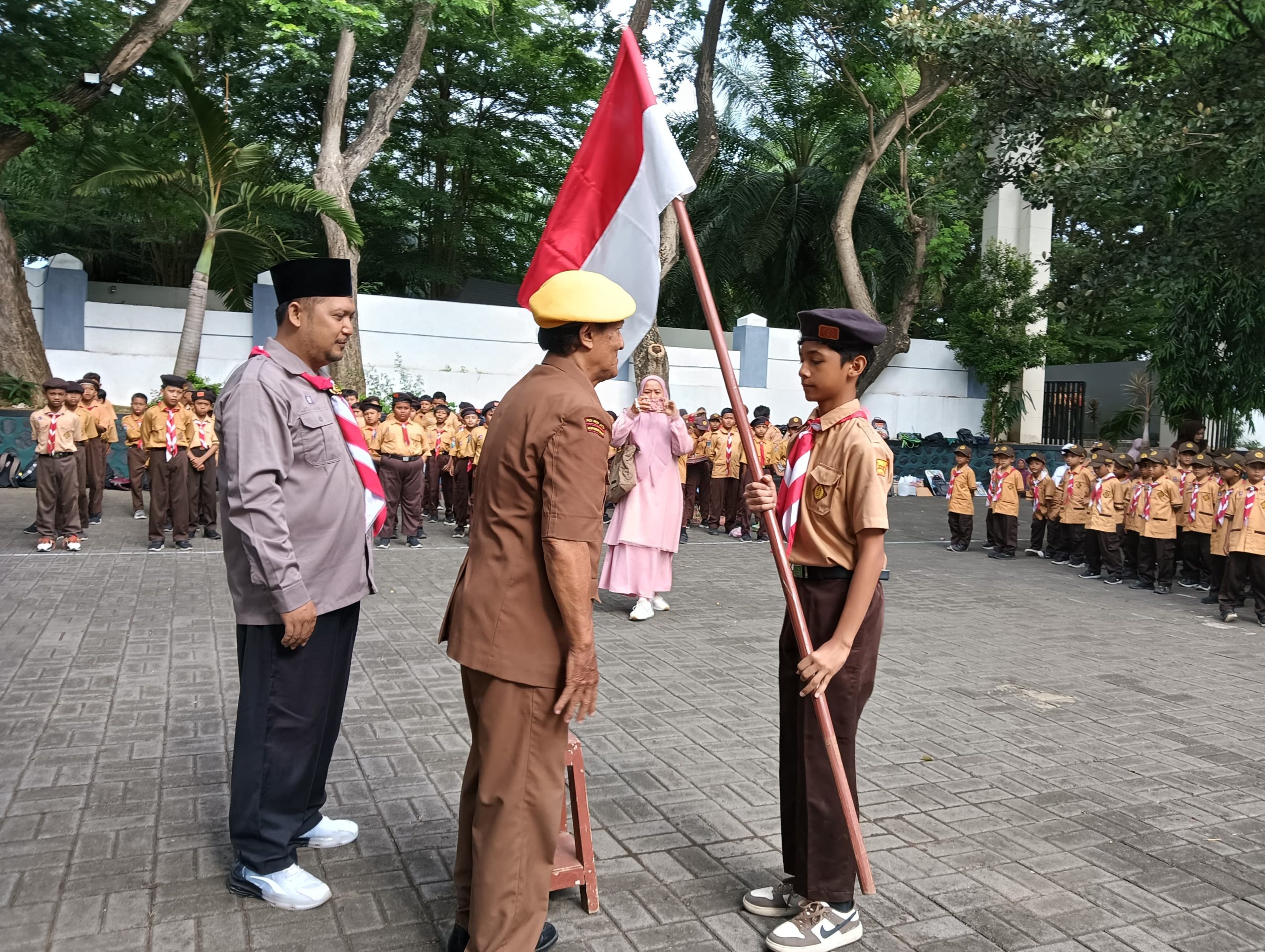 mi-darun-najah-i-banyuwangi-peringati-hari-pahlawan-di-tmp-wisma-raga-satria