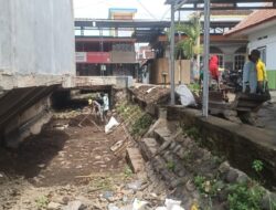 Petani Dilibatkan dalam Pengerukan Manual Sungai Bajulmati: Normalisasi Dimulai di Area Masjid Pasar