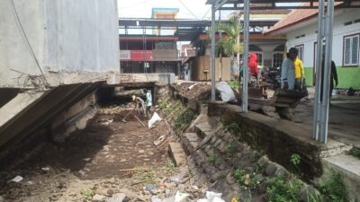 petani-dilibatkan-dalam-pengerukan-manual-sungai-bajulmati:-normalisasi-dimulai-di-area-masjid-pasar