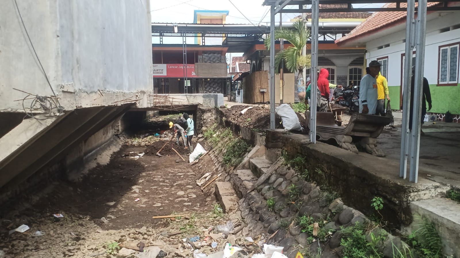 petani-dilibatkan-dalam-pengerukan-manual-sungai-bajulmati:-normalisasi-dimulai-di-area-masjid-pasar