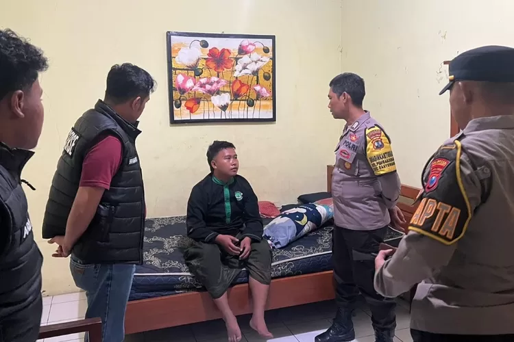 respons-cepat-polresta-banyuwangi-tangani-remaja-linglung-di-jalan-ahmad-yani