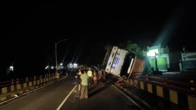 truk-tronton-terguling-di-jembatan-keramasan-wongsorejo,-sopir-luka-ringan