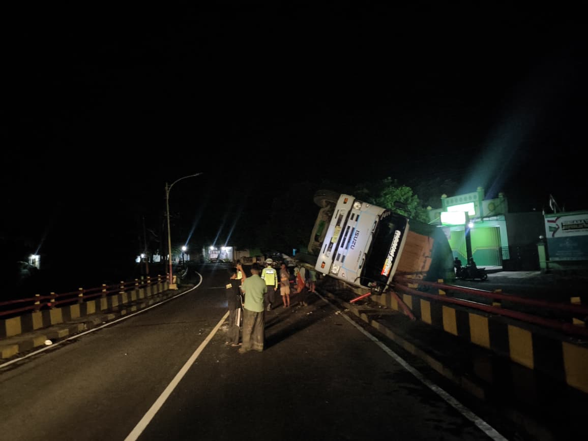 truk-tronton-terguling-di-jembatan-keramasan-wongsorejo,-sopir-luka-ringan