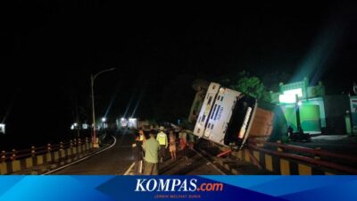 truk-tronton-nyangkut-di-pagar-jembatan-banyuwangi-gara-gara-sopir-panik