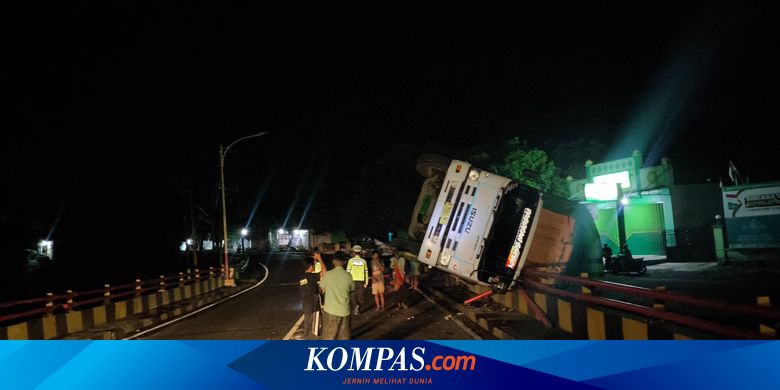 truk-tronton-nyangkut-di-pagar-jembatan-banyuwangi-gara-gara-sopir-panik