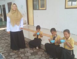 Siswa SDN 5 Bajulmati Bawa Mangkuk dan Gelas Sendiri, Kurangi Sampah Sekolah dengan Cara Unik
