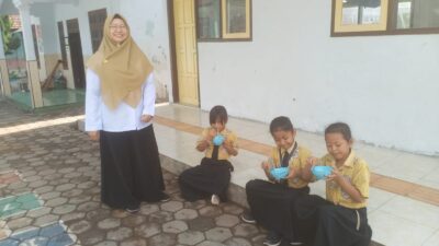 siswa-sdn-5-bajulmati-bawa-mangkuk-dan-gelas-sendiri,-kurangi-sampah-sekolah-dengan-cara-unik
