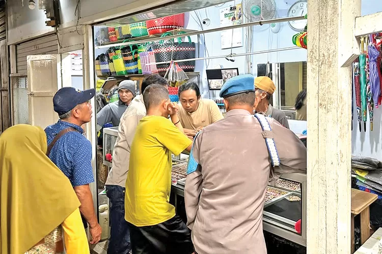 3-wanita-cantik-gasak-emas-rp-40-juta-di-pasar-sepanjang-banyuwangi!-aksi-mereka-terekam-cctv