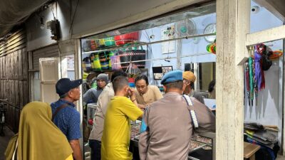 tiga-perempuan-diduga-curi-perhiasan-rp40-juta-di-toko-emas-pasar-sepanjang-glenmore