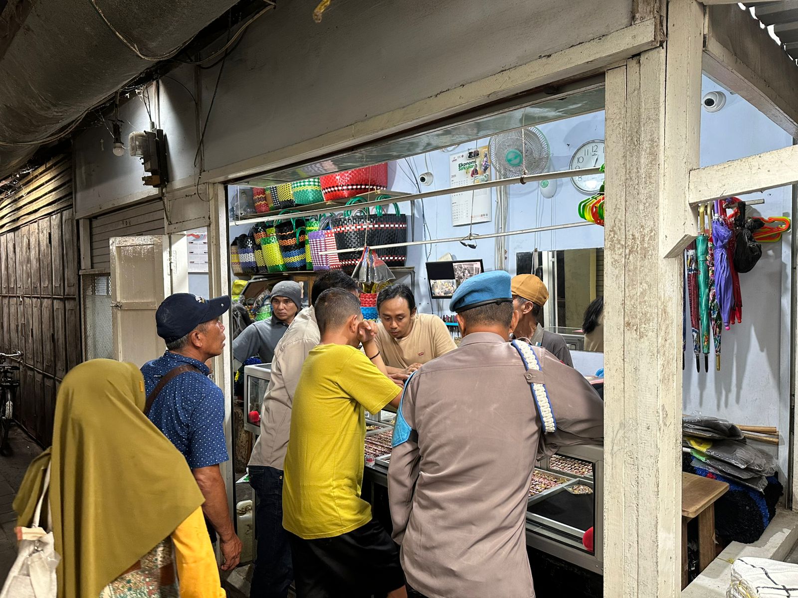 tiga-perempuan-diduga-curi-perhiasan-rp40-juta-di-toko-emas-pasar-sepanjang-glenmore