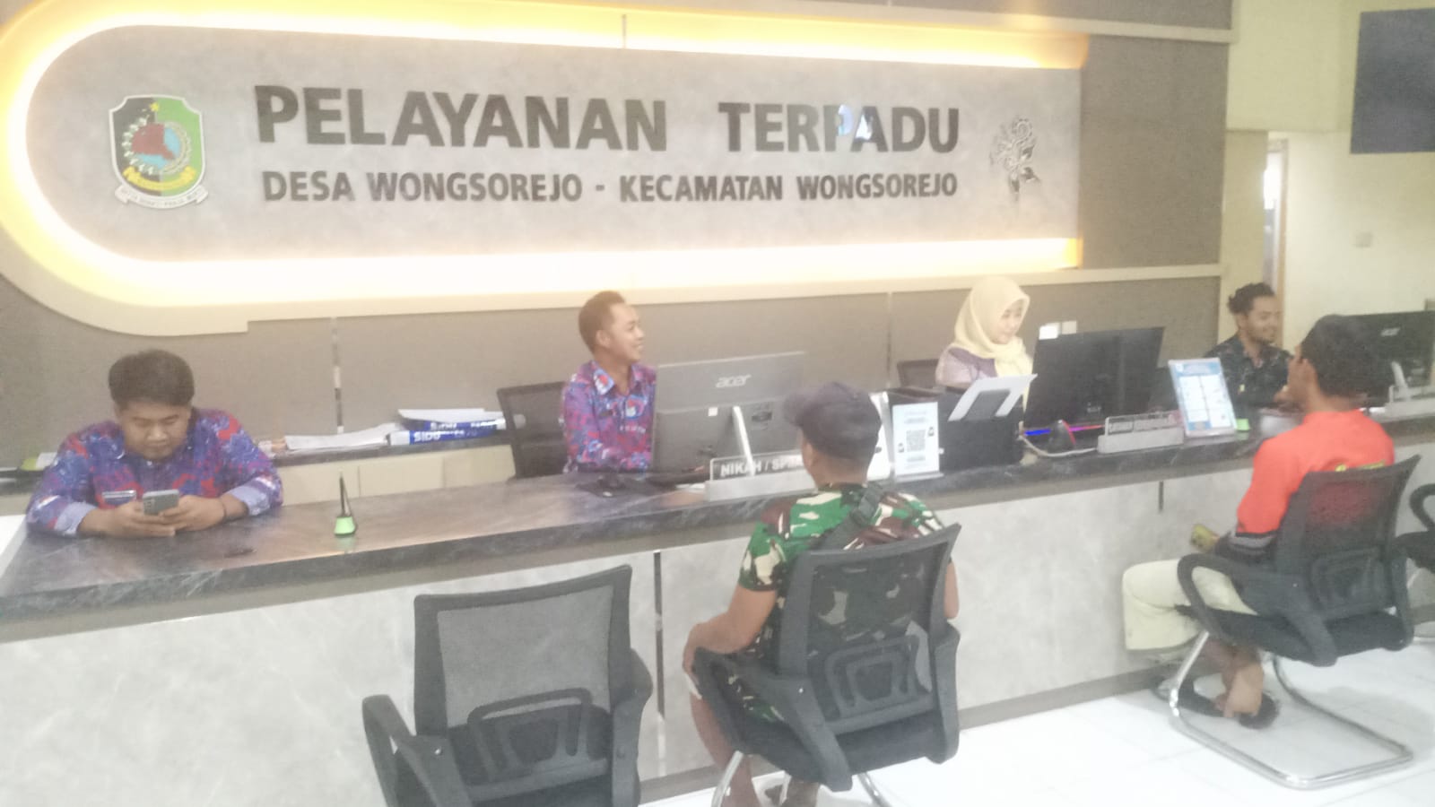 pelayanan-cepat-dan-gratis-di-kantor-desa-wongsorejo-dapat-apresiasi-warga