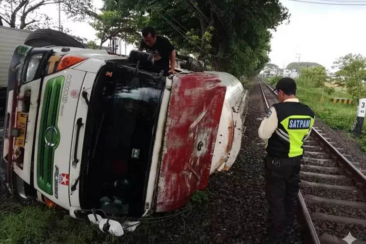 update-truk-semen-terguling-di-porong-bangil,-dua-kereta-ke-jember-dan-banyuwangi-tertahan-lebih-dari-3-jam!