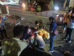 Pengendara Wanita di Banyuwangi Terpental dan Pingsan Usai Lindas Balok Paving di Dekat Kantor Samsat!