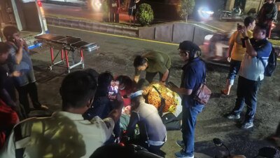 pengendara-wanita-di-banyuwangi-terpental-dan-pingsan-usai-lindas-balok-paving-di-dekat-kantor-samsat!