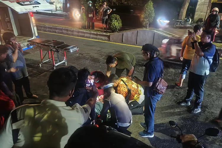 pengendara-wanita-di-banyuwangi-terpental-dan-pingsan-usai-lindas-balok-paving-di-dekat-kantor-samsat!