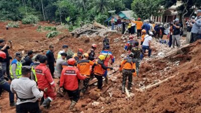breaking!-kepala-bnpb-meluncur-ke-lokasi-longsor-cilacap:-20-warga-hilang,-operasi-sar-dikebut