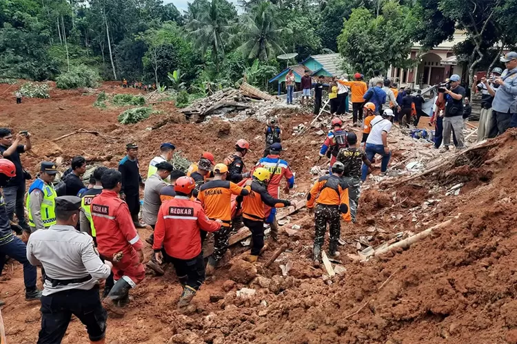 breaking!-kepala-bnpb-meluncur-ke-lokasi-longsor-cilacap:-20-warga-hilang,-operasi-sar-dikebut