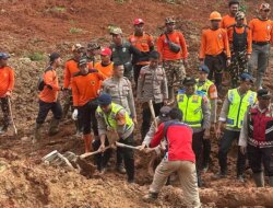 HOROR LONGSOR CILACAP! Polri Kerahkan K9 dan 155 Personel, 20 Warga Masih Hilang