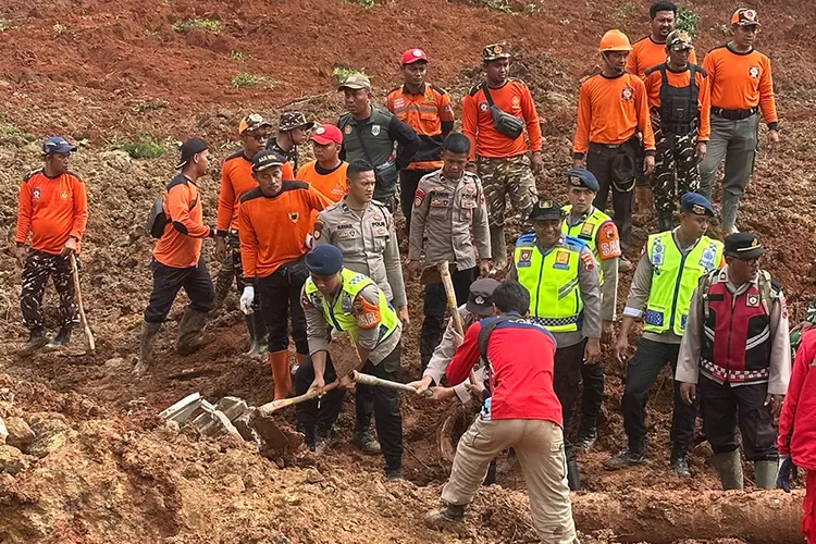 horor-longsor-cilacap!-polri-kerahkan-k9-dan-155-personel,-20-warga-masih-hilang