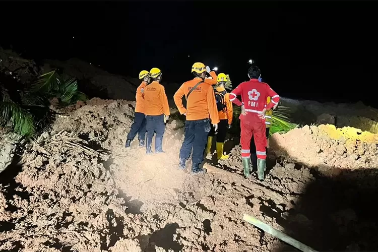 cilacap-berduka!-tiga-dusun-tertimbun-longsor,-21-warga-hilang-dan-evakuasi-dikebut-sepanjang-malam