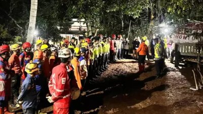 tragedi-cilacap!-puluhan-rumah-tertimbun-longsor-cibeunying,-21-warga-hilang-dan-harapan-keluarga-menipis