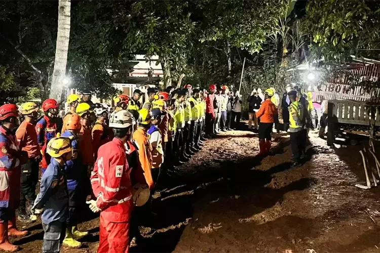 tragedi-cilacap!-puluhan-rumah-tertimbun-longsor-cibeunying,-21-warga-hilang-dan-harapan-keluarga-menipis