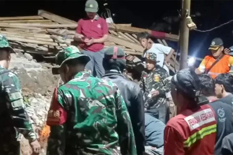 21-warga-cilacap-hilang-diterjang-longsor-majenang!-tim-sar-berjuang-di-tengah-tanah-labil