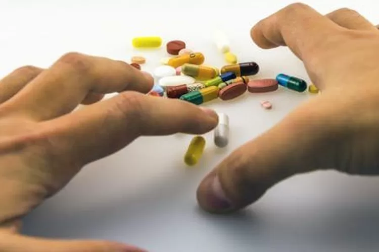 polisi-gerebek-kos-di-tamanbaru-banyuwangi,-amankan-140-butir-pil-koplo-berkat-laporan-warga-ke-110