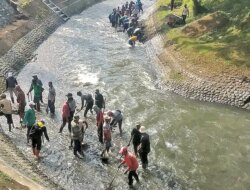 Cegah Banjir! PU Banyuwangi Keruk Sedimen Sungai Setail, Petani Ikut Turun Tangan